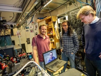 Inovasi 'Conveyor Belt' Atom Lewat Laser Permudah Komputer Kuantum Skala Besar