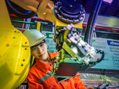 China Uji Robot Raksasa Demi Pemeliharaan Reaktor Matahari Buatan