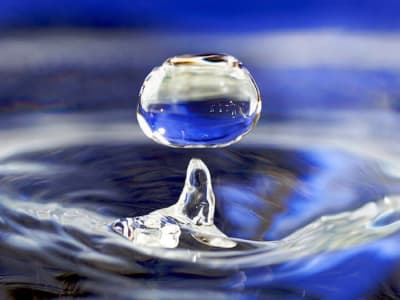 Penemuan Fase Premelting Air Terperangkap Memecahkan Misteri Perilaku Air Nanometer