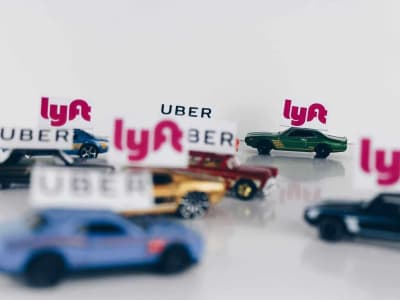 Perbandingan Saham Uber dan Lyft: Mana Pilihan Terbaik Investor Ride-Hailing?