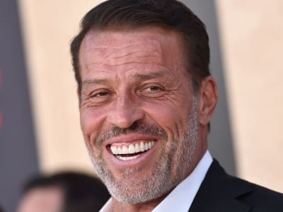 Cara Tony Robbins Ajarkan Investasi Konsisten Agar Keuangan Kuat di Masa Depan