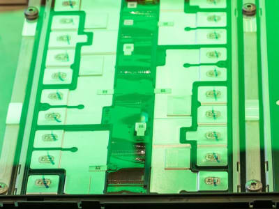 Modifikasi Molekul Elektrolit Tingkatkan Baterai Ion Seng Berair Lebih Stabil