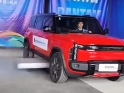 Sistem Keselamatan Baterai EV Unik dari China: Melempar Paket Baterai Terbakar