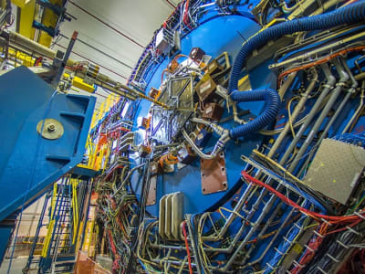 Penemuan Bukti Kuat Titik Kritis Nuklir dalam Tumbukan Ion Emas