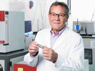 Ilmuwan Baterai Terkenal Pimpin Institut Energi Baru di Nanjing Normal University