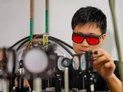 Mengendalikan Getaran Atom dan Cahaya untuk Perangkat Optoelektronik Canggih