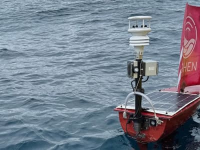 Robot Kecil Berukuran Papan Selancar Menyusup Badai Kategori 5 Pertama Kali