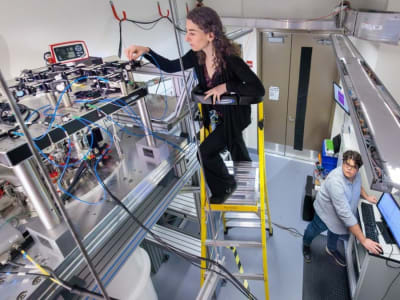 Qubit Molekuler Erbium Sambungkan Magnetisme dan Cahaya di Jaringan Kuantum