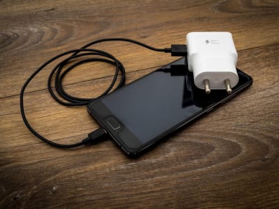 Solusi Cerdas Atasi Baterai Bocor, Saatnya Ganti atau Perbaiki Hp Lama