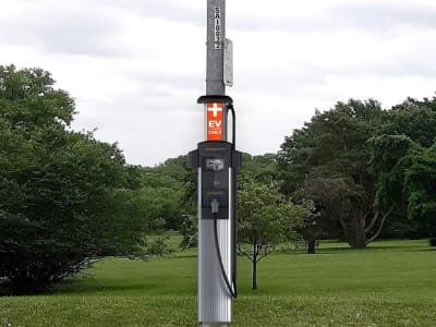 Mengubah Tiang Lampu Jalan Jadi Stasiun Pengisian EV untuk Perkotaan