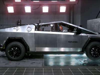 Gugat Tesla Karena Pintu Cybertruck Rusak, Mahasiswa Tewas Terperangkap di Kecelakaan