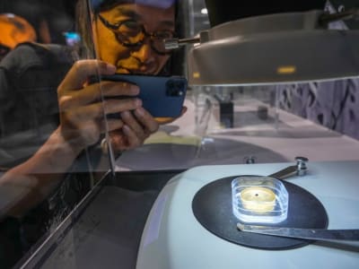 Sampel Batu dari Sisi Jauh Bulan Ungkap Sisi Bulan Lebih Dingin 100°C