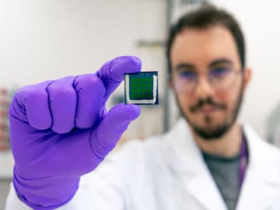 Inovasi Cermin Nanostruktur Bikin Sel Surya Ultrathin Lebih Efisien dan Fleksibel