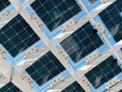 Teknologi Baru Permukaan Pelindung Sel Surya Perovskit Anorganik Meningkatkan Efisiensi dan Daya Tahan