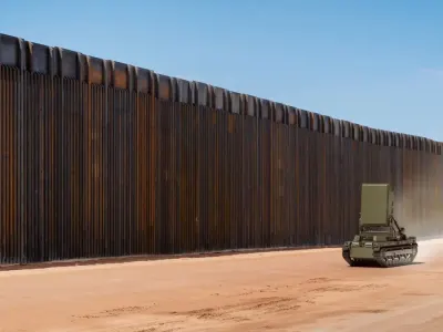 Robot Otonom dengan Microwave Tinggi Hadang Serangan Drone di Medan Perang