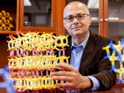 Imigrasi Ilmuwan dan Tantangan Kebijakan: Kunci Keberhasilan Nobel di Era Globalisasi