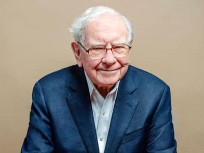 Warren Buffett, Miliarder Sederhana yang Baru Hijrah ke iPhone di Usia 89 Tahun