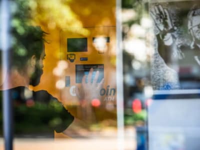 Ancaman Tarif Trump Picu Kejatuhan Besar di Pasar Cryptocurrency dan Saham