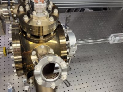 Peneliti UIUC Ciptakan Terobosan Komunikasi Kuantum Berbasis Atom Ytterbium