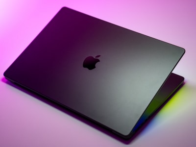 MacBook Pro Baru Akan Punya Layar Sentuh dan OLED, Tapi Harga Naik