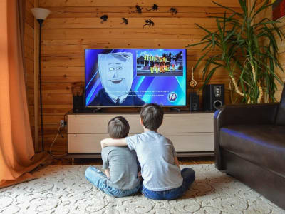 Cara Mudah Hubungkan Layar HP ke TV Agar Nonton Makin Seru