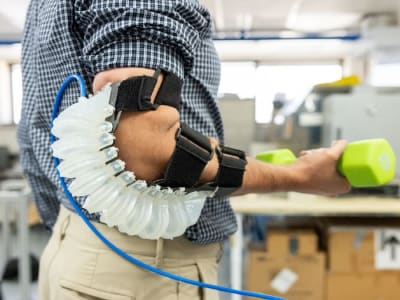 Eksoskeleton Lunak Bantu Kurangi Cedera Pekerja Pabrik dengan Teknologi Pneumatik