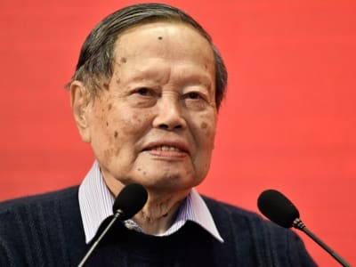 Presiden Xi Jinping Memberikan Penghormatan Tinggi untuk Profesor Chen-ning Yang