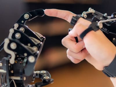 Remaja Bristol Ciptakan Tangan Robotik dari LEGO yang Hampir Seperti Profesional