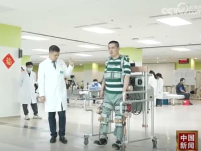 Polisi China Bisa Berdiri dan Jalan Lagi Berkat Operasi Antarmuka Spinal Revolusioner