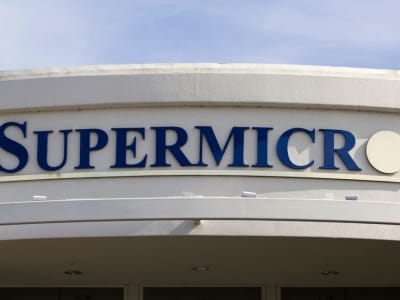 SMCI Cetak Rekor Teknologi, Tapi Saham Hadapi Tantangan Berat 2026