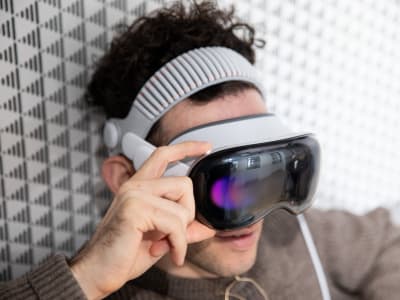 Mengapa Apple Vision Pro Canggih tapi Masih Sulit Dipakai Sering