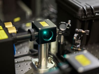 Teknologi Baru Ganda Energi Cahaya untuk Panel Surya Silikon Lebih Efisien