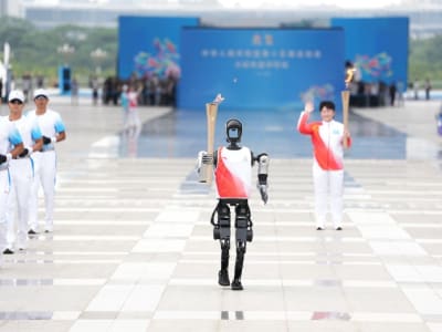 Robot Humanoid Kuavo Berlari Membawa Obor di Pekan Olahraga Nasional 2025