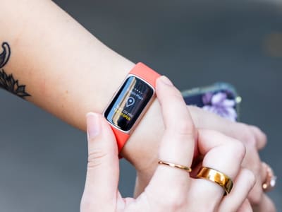 Diskon Besar Fitbit Sebelum Black Friday Plus Fitur AI Pelatih Kebugaran Baru
