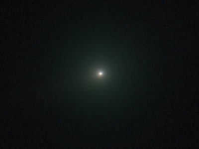 Komet Antar Bintang 3I/ATLAS: Mengapa Warnanya Hijau dan Ekor Tersembunyi