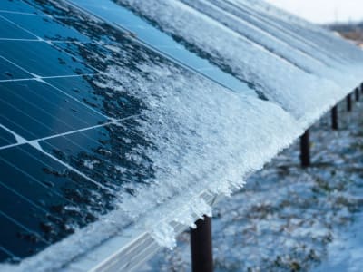 Desain Panel Surya Vertikal untuk Memaksimalkan Energi di Pegunungan Salju