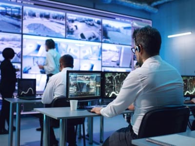 Apakah AI Benar-Benar Mempercepat dan Menghemat Waktu Pusat Keamanan Siber?