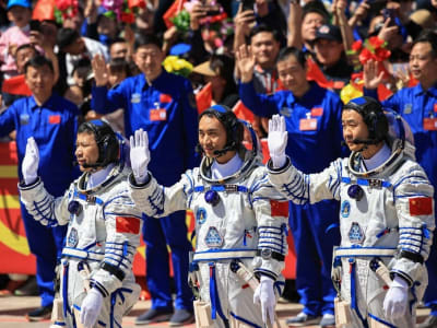 Tiga Astronot Tiangong Kembali Setelah Terlambat Akibat Serpihan Luar Angkasa