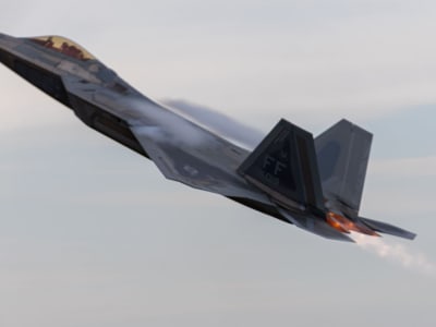 Pilot F-22 Kendalikan Pesawat Tak Berawak MQ-20 dengan Komunikasi Masa Depan