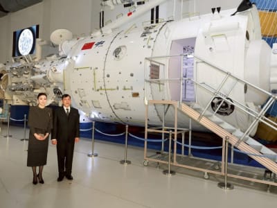 Raja dan Ratu Thailand Memandang Ke Langit Dalam Kunjungan Bersejarah ke Stasiun Luar Angkasa China