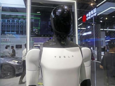 Elon Musk Prediksi Robot Tesla Optimus Bisa Gantikan Dokter Bedah dalam 5 Tahun