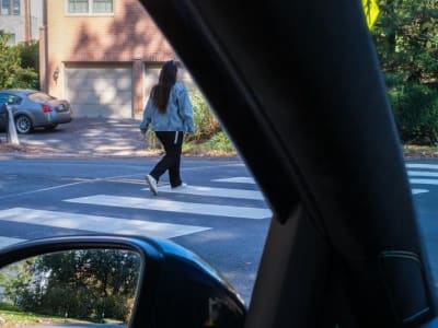 Zona Buta Besar di Mobil Tingkatkan Risiko Tabrak Pejalan Kaki Saat Belok Kiri