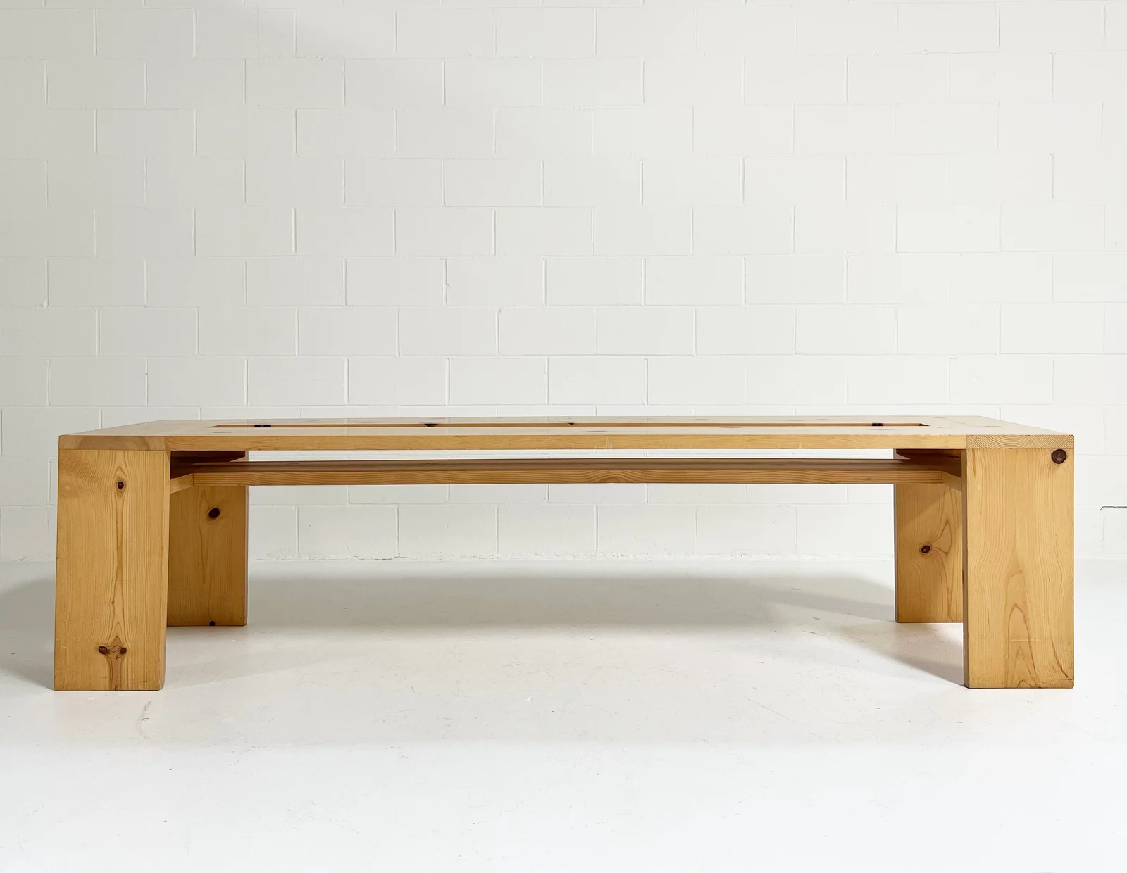 Table design de luxe minimalistePawso Calvin