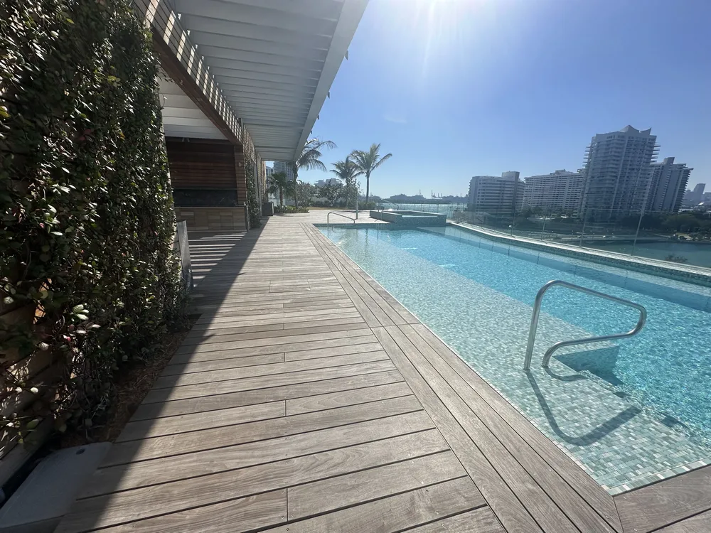 Espacio en la azotea del centro de Miami antes de la zonificación e instalación de muebles de exterior de lujo.