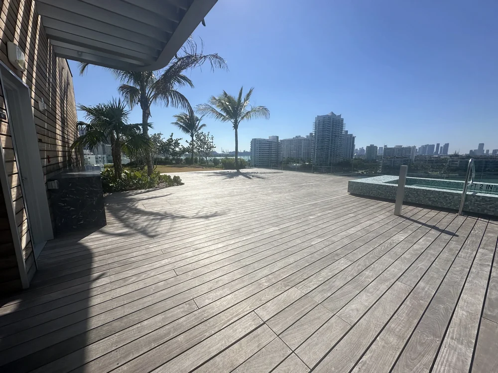 Jardín en la azotea de Miami y zona de transición entre la azotea y la terraza antes de la colocación de los muebles de exterior.
