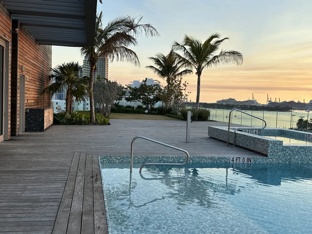Terraza con piscina en la azotea de Miami al atardecer, antes de la instalación de muebles de exterior de lujo.