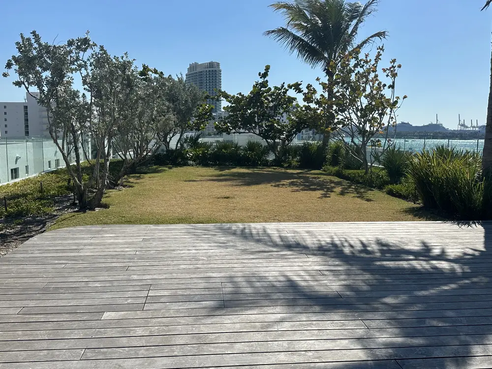 Terraza y piscina abiertas en la azotea de Miami antes de la importación de muebles europeos de lujo.
