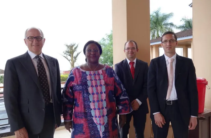 The First Lady of Sierra Leone receives the medical aid from Aurora