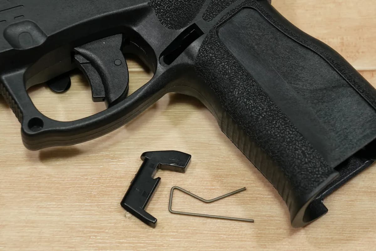 取り外されたマガジンキャッチ