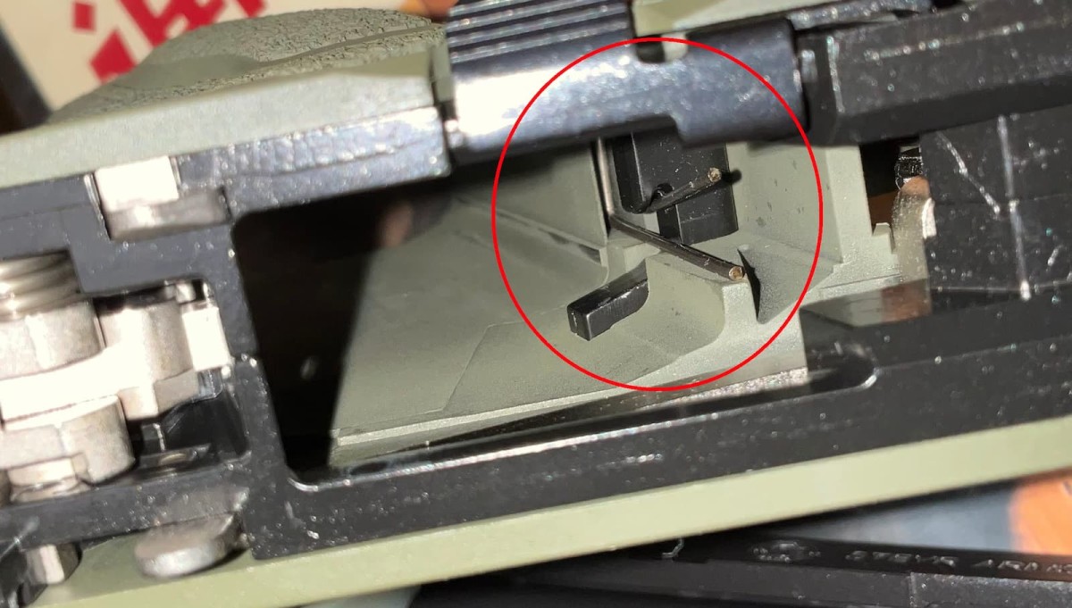 マガジンキャッチの初期状態(右利き用)